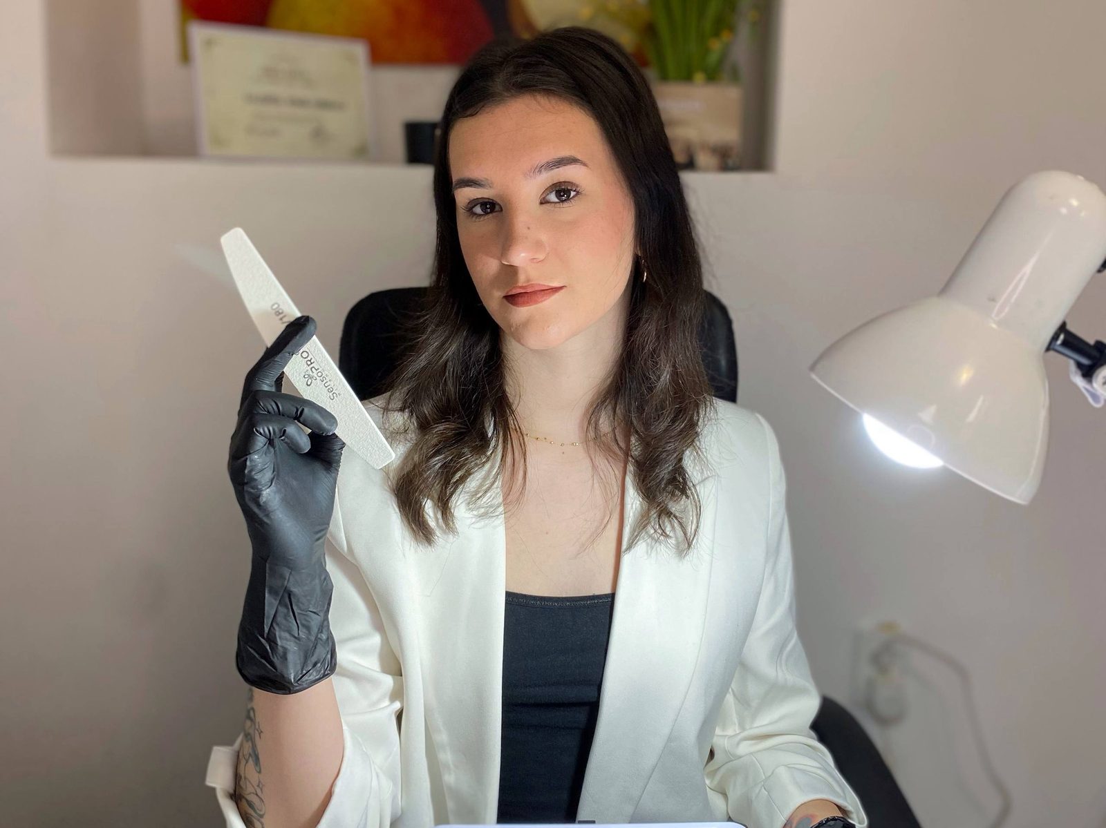 Gabriela Hudrea, tehnician de unghii, în salonul din Turda, Centru